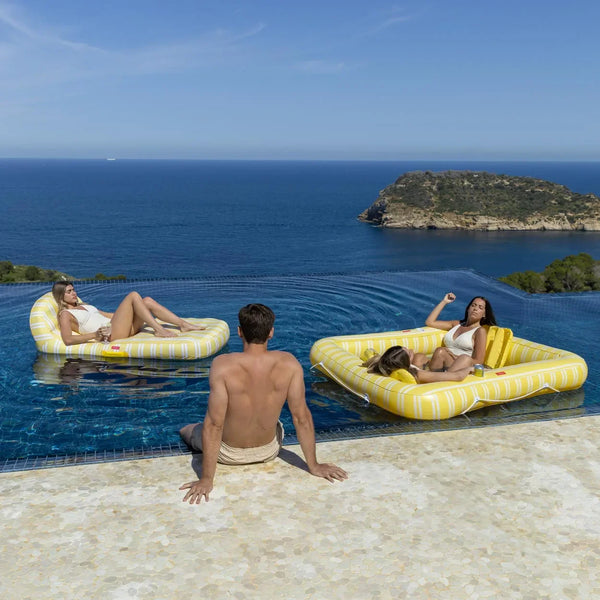 Playa, piscina y exterior